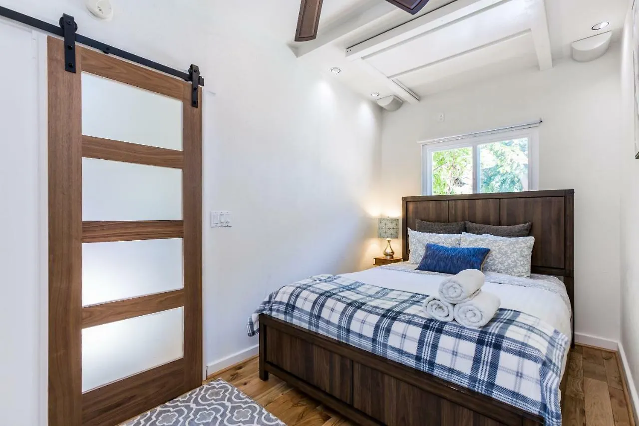 Charming 1-Bedroom Home Near Downtown Culver Los Angeles Villa